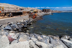 Autoridades inspeccionan obras de construcción de nueva playa y caleta La Chimba